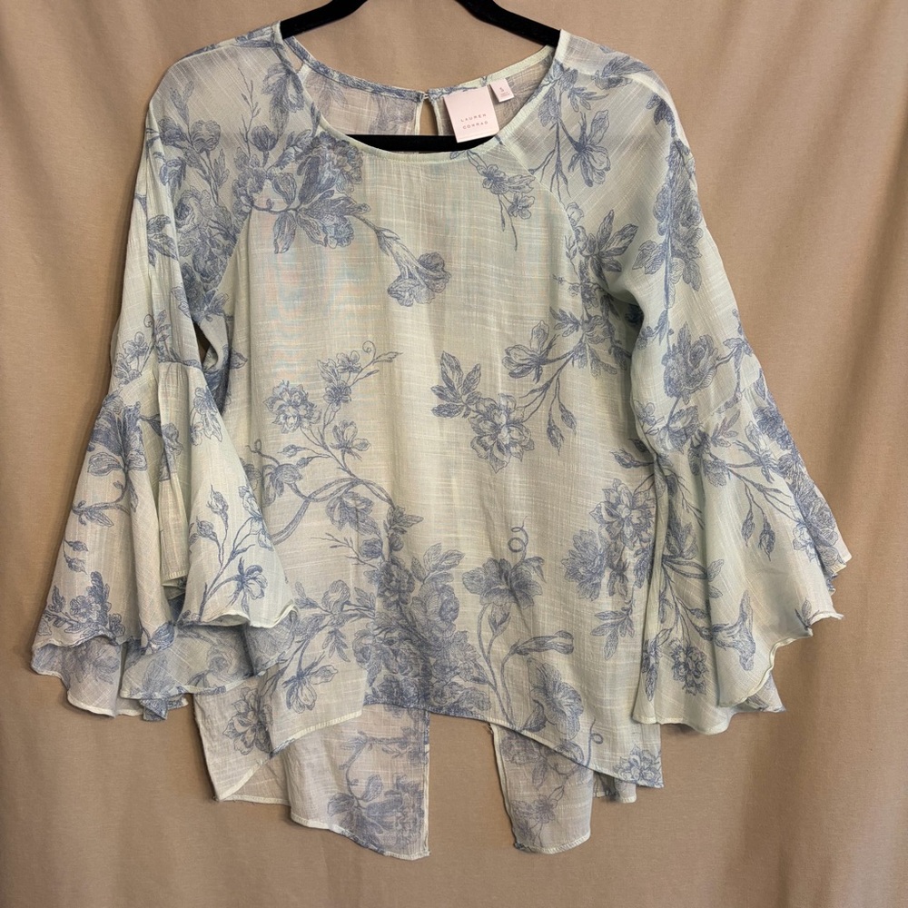 LC Lauren Conrad M Light Blue Floral Ruffle-Sleeve Blouse Keyhole Back